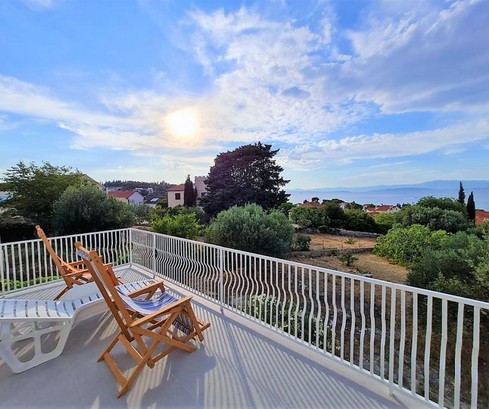 Brač szigetén tágas ház lenyűgöző tengeri panorámával és nagy telekkel