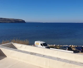 Appartamento al primo piano con terrazza sul tetto e piscina, prima fila sul mare