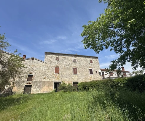 Istria, Tar, casa a schiera in pietra da ristrutturare con cortile, a 500 metri dal mare