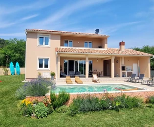 Freistehendes Einfamilienhaus mit Pool in Pula zu verkaufen in Kroatien