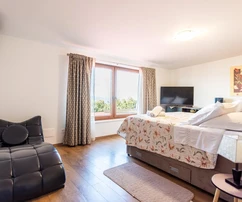 Haus zum Verkauf in Omiš-Stanići mit Meerblick in Kroatien