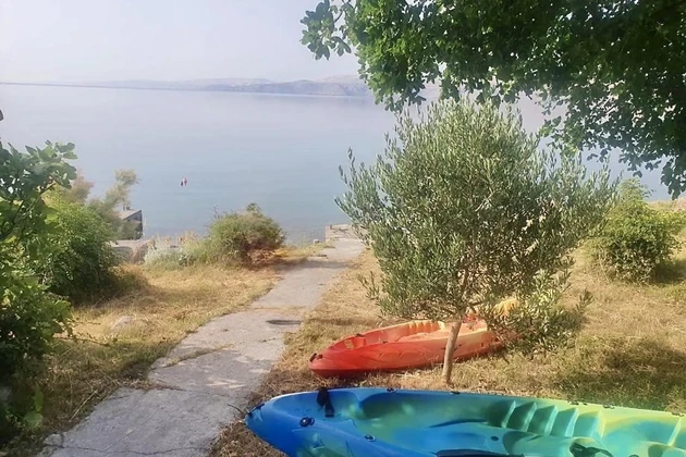 Dom s bytmi na predaj pri mori Karlobag v Chorvátsku