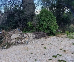 Kaštel Štafilić, terreno edificabile di 3606 m2, proprio accanto alla strada, a 100 m dal mare