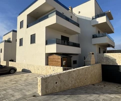 Pag, Povljana, byt s bazénom, 350 m od mora