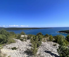 Продается роскошная вилла в тихой деревне Ракаль в Хорватии.