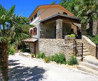Due case in pietra istriane con vista sulle colline circostanti, Oprtalj, Istria