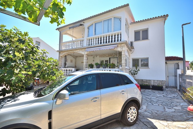 Maison avec deux appartements à vendre à Tribunj