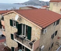 Wolnostojący dom z apartamentami na sprzedaż w Omišu w Chorwacji