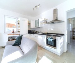 Moderne Dreizimmerwohnung mit Garten auf Brač zu verkaufen