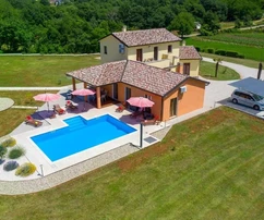 Gyönyörű ház medencével, nagy telken, Isztria, Pazin