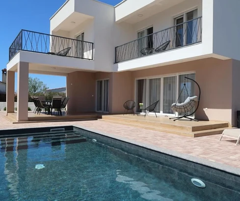 Zaton, moderní vila s bazénem a velkou zahradou