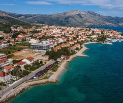 Schönes Steinhaus am Meer