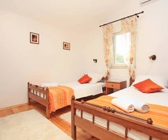 Maison dalmate à vendre directement sur le front de mer à Blato en Croatie