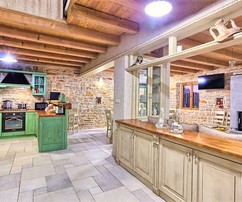 Hvar Villa in pietra con piscina in una tenuta tentacolare in vendita