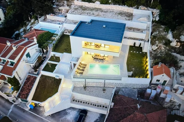 Moderná vila s bazénom na predaj v lokalite Ploče Rogotin v Chorvátsku