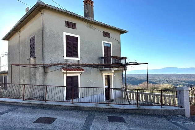 SAMOSTATNE STOJACI KAMENNÝ DOM S PANORAMATICKÝM VÝHĽADOM NA MORE, NA TICHOM MIESTE!
