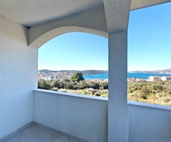 Ciovo appartamento con due camere da letto e vista sul mare in vendita