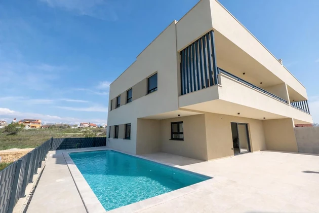Zadar, Vrsi, ÚJ ÉPÍTÉSŰ, gyönyörű háromszobás földszinti lakás medencével