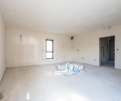 Omiš, geräumige Zweizimmerwohnung, Neubau, zweite Reihe vom Meer