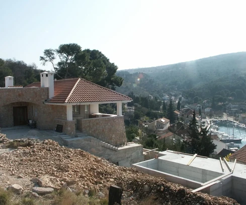 Villa de lujo de piedra con piscina en venta en Brač, Croacia