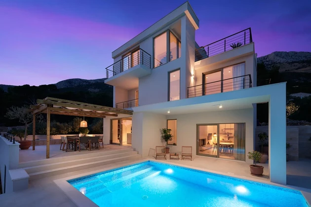 Villa en venta con piscina y vista al mar en Hvar, Croacia