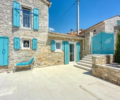 Autentica villa in pietra con piscina in vendita in Istria in Croazia