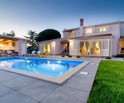 Fažana – Ohromující moderní vila s prostornou zahradou na prodej