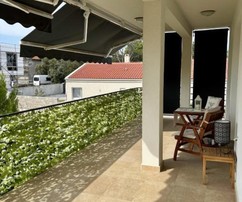 Priestranný dvojizbový byt na predaj neďaleko pláže v Chorvátsku