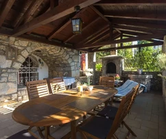 Atractiva casa de piedra en una ubicación tranquila.