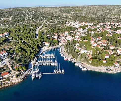 Brač, Milna, unikátna komerčno-bývacia nehnuteľnosť v výbornej lokalite