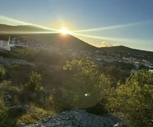 Vinišće, stavební pozemek 900 m2 + 300 m2 zemědělské půdy, 400 m od moře