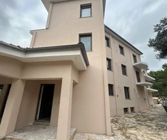 Квартира с колодцем и террасой на продажу в Пакоштане, Хорватия