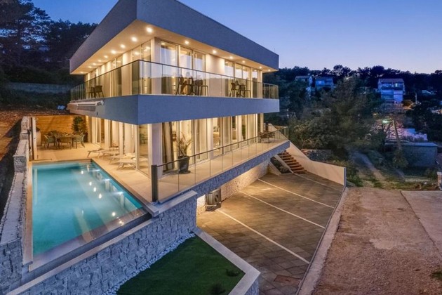 Luxusná vila na ostrove Hvar s dvoma bazénmi v blízkosti mora
