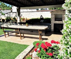 Casa in pietra istriana con un bellissimo giardino, situata in prima fila sul mare, Umago, ISTRIA.
