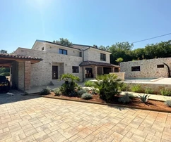 VILLA MÉDITERRANÉENNE EN PIERRE AVEC PISCINE CHAUFFÉE ET JARDIN, À 1000 M DE LA PLAGE !