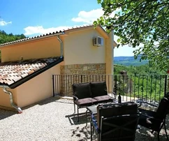 Dwa istryjskie kamienne domy z widokiem na okoliczne wzgórza, Oprtalj, Istria