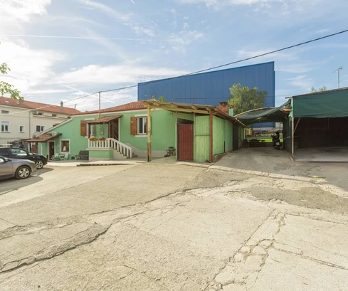Spaziosa casa con spazi commerciali disponibile per l'acquisto in Croazia