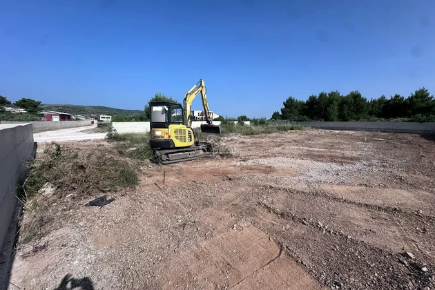Vodice – działka 879 m² z pozwoleniem na dom z basenem