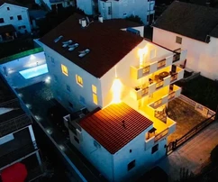 K. Novi - Villa con jardín y piscina