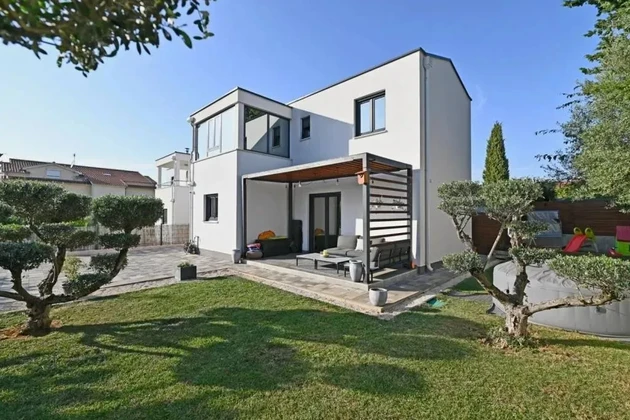 Istria, Poreč – casa inteligente con jardín y jacuzzi