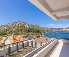 Moderná vila s bazénom na predaj v lokalite Ploče Rogotin v Chorvátsku