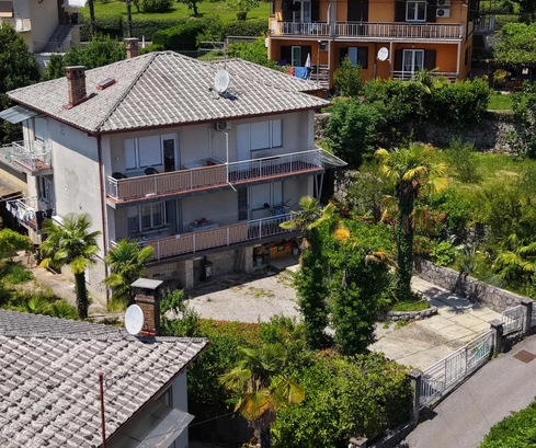 Lovran, egy ház két lakással Lovran központjában, 1 311 m²-es telken