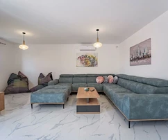 VILLA DI LUSSO CON PISCINA E GIARDINO, IN UNA ZONA TRANQUILLA!