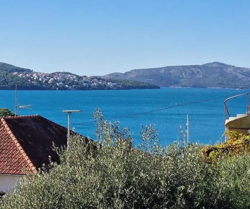 Čiovo, Trogir, terreno edificabile di 572 m², a 180 m dal mare