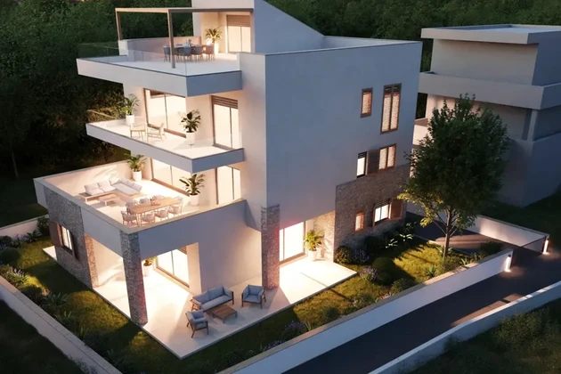 VODICE – STAVEBNÍ POZEMEK 748 m² S PLATNÝM STAVEBNÍM POVOLENÍM, ŠPIČKOVÁ LOKALITA!