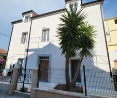 Trogir, Čiovo, Einfamilienhaus 200 m2, komplett renoviert, 6 Studio-Apartments.