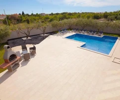Residencia junto al mar en Banjole, Istria: casa espaciosa con piscina y garaje