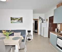 Vodice – zariadený dvojizbový byt na vyvýšenom prízemí, 600 m od pláže