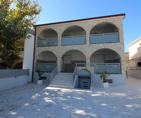 Côté sud de l'île de Vir, immeuble d'appartements entièrement rénové