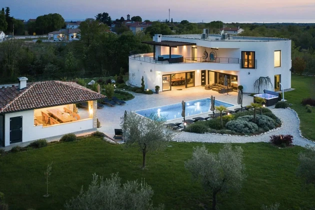Luxury villa with pool for sale in Svetvinčenat in Croatia